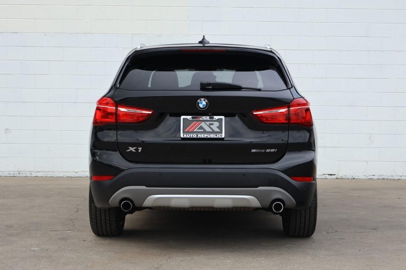 BMW X1 Vehicle Full-screen Gallery Image 06