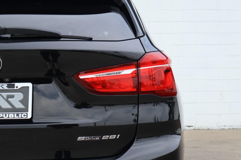 BMW X1 Vehicle Full-screen Gallery Image 07