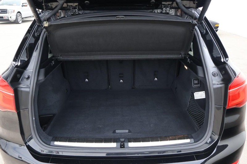 BMW X1 Vehicle Full-screen Gallery Image 09