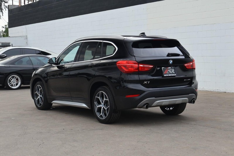 BMW X1 Vehicle Full-screen Gallery Image 10