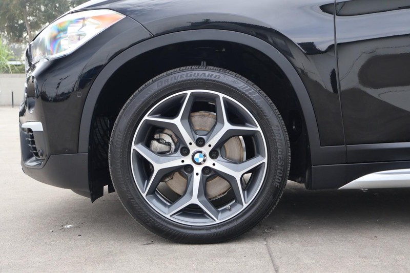 BMW X1 Vehicle Full-screen Gallery Image 14