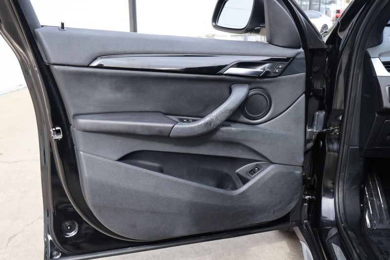 BMW X1 Vehicle Full-screen Gallery Image 15