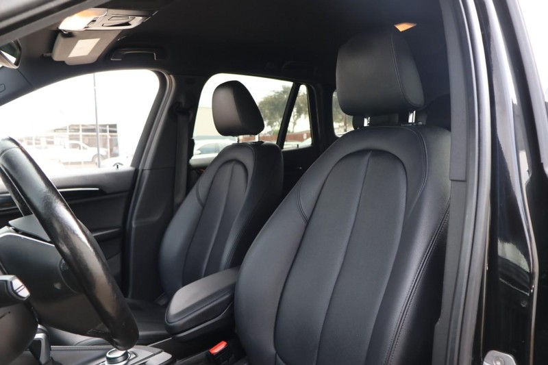 BMW X1 Vehicle Full-screen Gallery Image 17