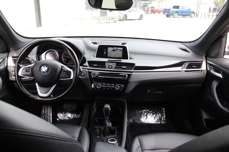BMW X1 Vehicle Full-screen Gallery Image 25