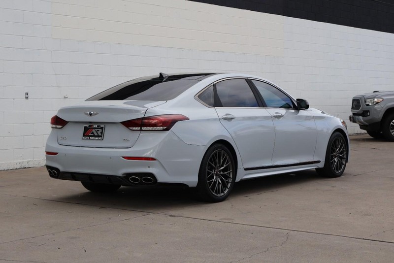 Genesis G80 Vehicle Full-screen Gallery Image 05