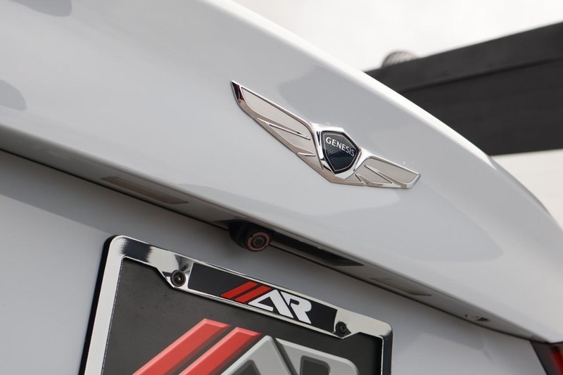 Genesis G80 Vehicle Full-screen Gallery Image 08