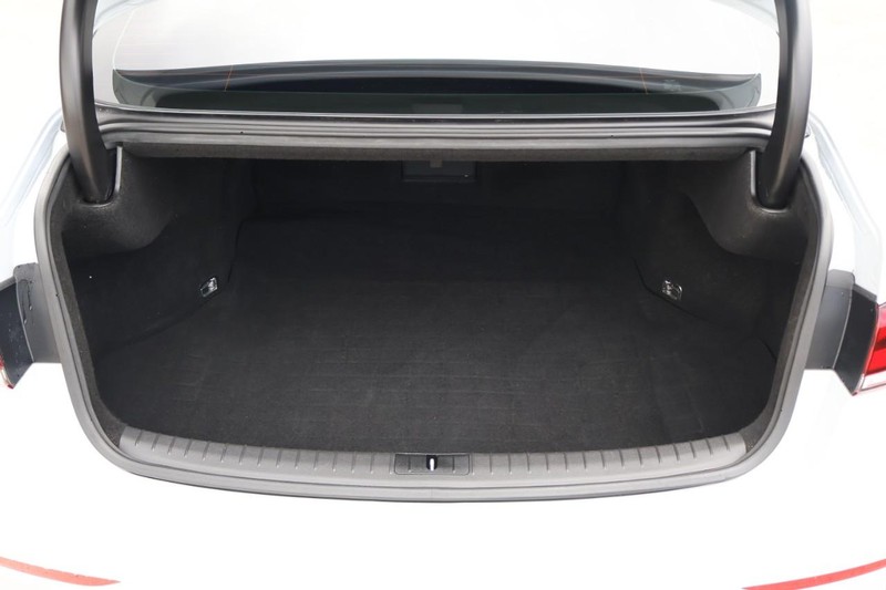 Genesis G80 Vehicle Full-screen Gallery Image 09