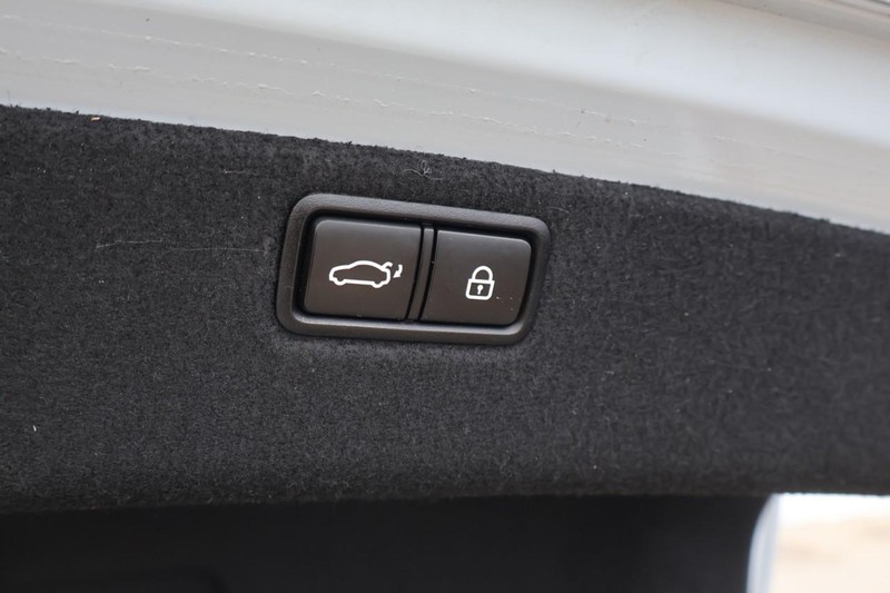 Genesis G80 Vehicle Full-screen Gallery Image 10