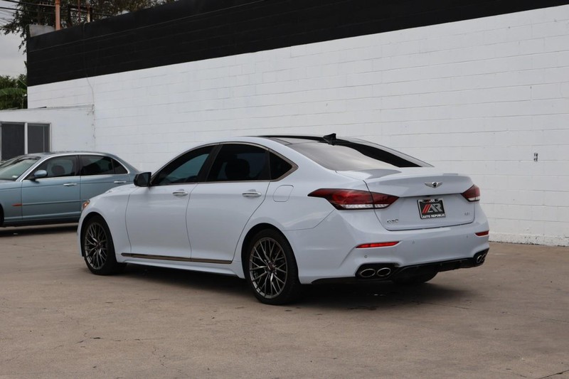Genesis G80 Vehicle Full-screen Gallery Image 11