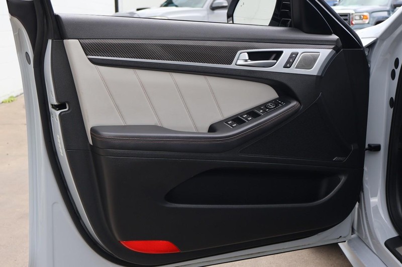 Genesis G80 Vehicle Full-screen Gallery Image 17