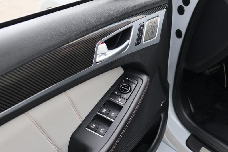 Genesis G80 Vehicle Full-screen Gallery Image 18