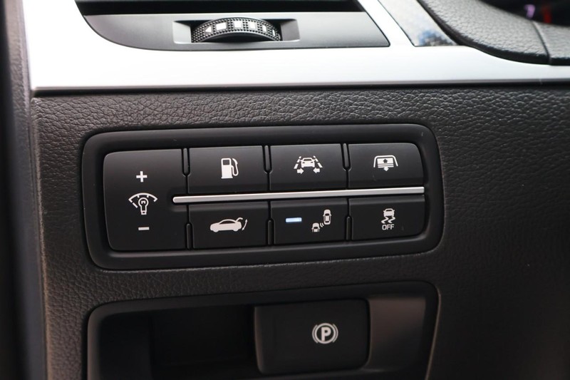 Genesis G80 Vehicle Full-screen Gallery Image 20