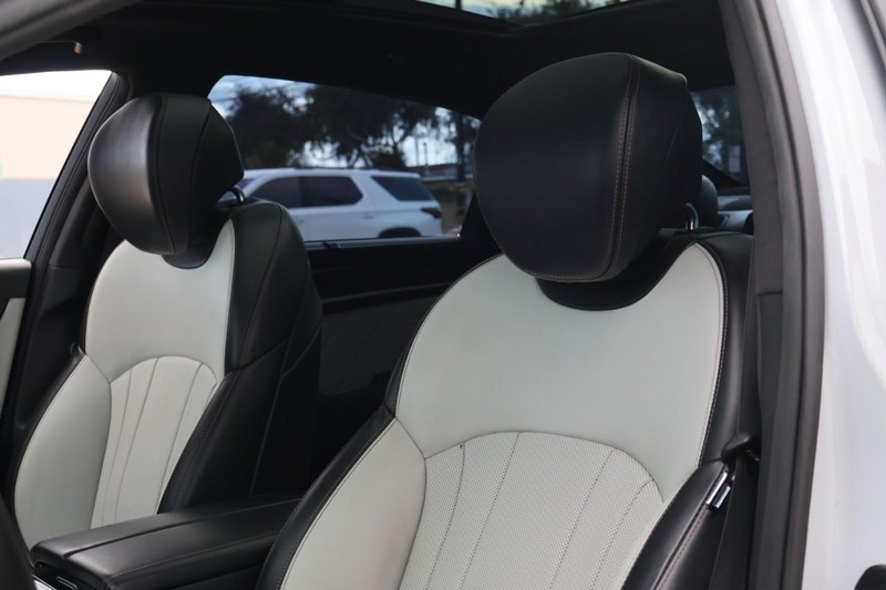 Genesis G80 Vehicle Full-screen Gallery Image 23