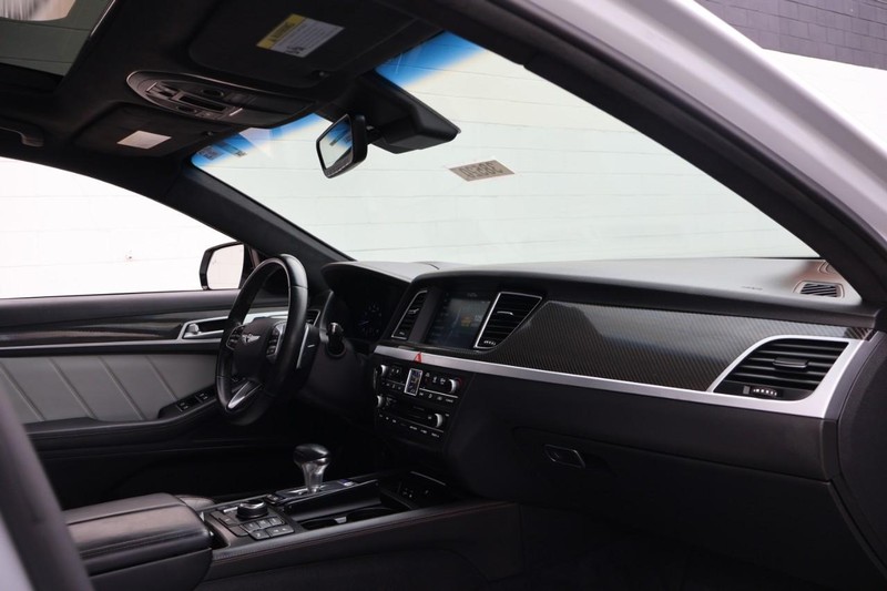 Genesis G80 Vehicle Full-screen Gallery Image 24