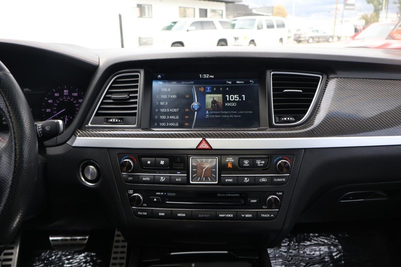 Genesis G80 Vehicle Full-screen Gallery Image 36