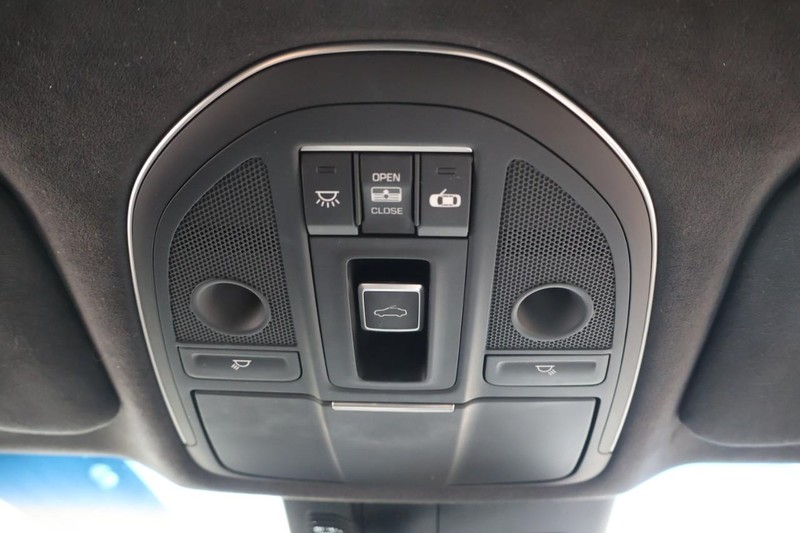 Genesis G80 Vehicle Full-screen Gallery Image 41