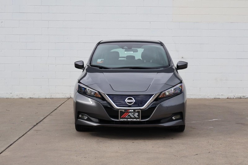 Nissan LEAF Vehicle Full-screen Gallery Image 02