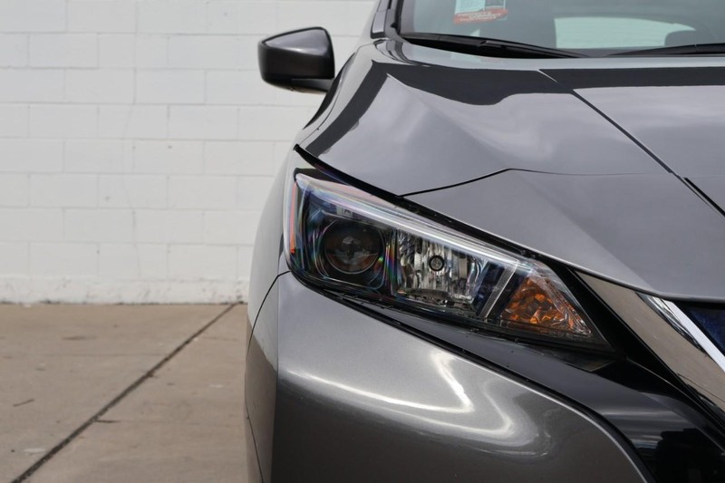 Nissan LEAF Vehicle Full-screen Gallery Image 03