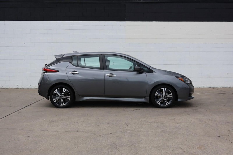 Nissan LEAF Vehicle Full-screen Gallery Image 04