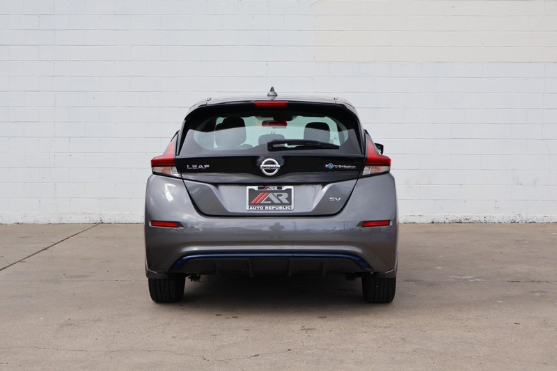 Nissan LEAF Vehicle Full-screen Gallery Image 06