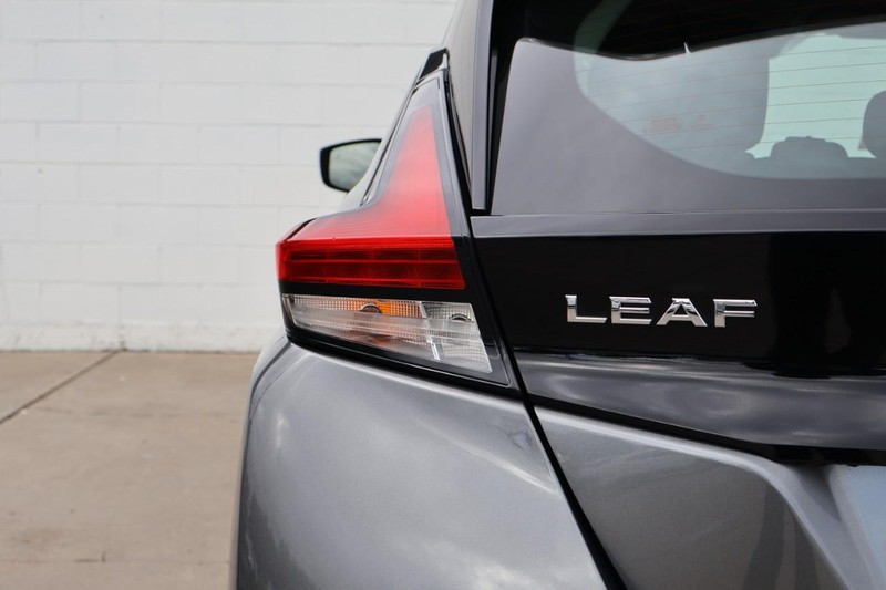 Nissan LEAF Vehicle Full-screen Gallery Image 07