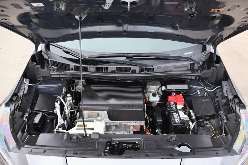 Nissan LEAF Vehicle Full-screen Gallery Image 13