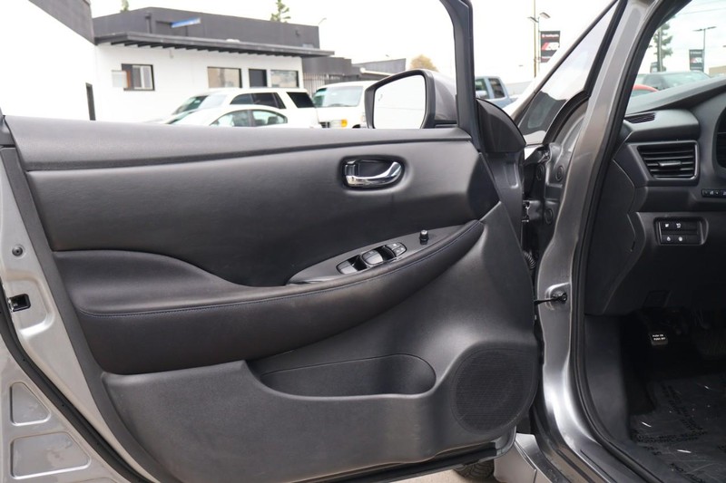 Nissan LEAF Vehicle Full-screen Gallery Image 15