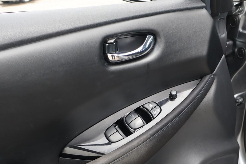 Nissan LEAF Vehicle Full-screen Gallery Image 16