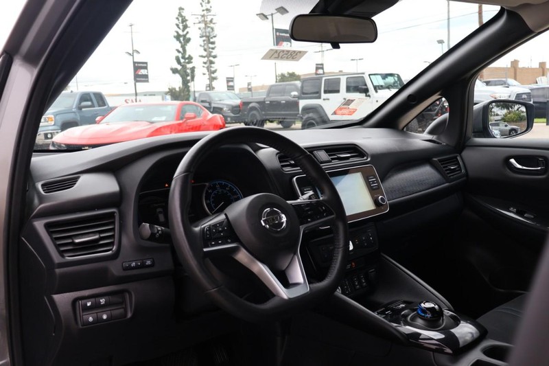 Nissan LEAF Vehicle Full-screen Gallery Image 17