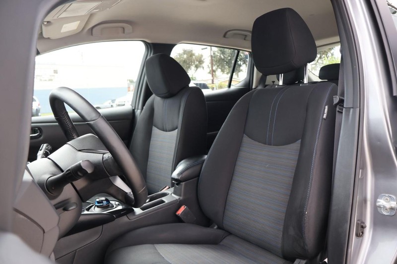 Nissan LEAF Vehicle Full-screen Gallery Image 18