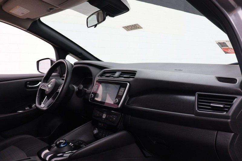 Nissan LEAF Vehicle Full-screen Gallery Image 20
