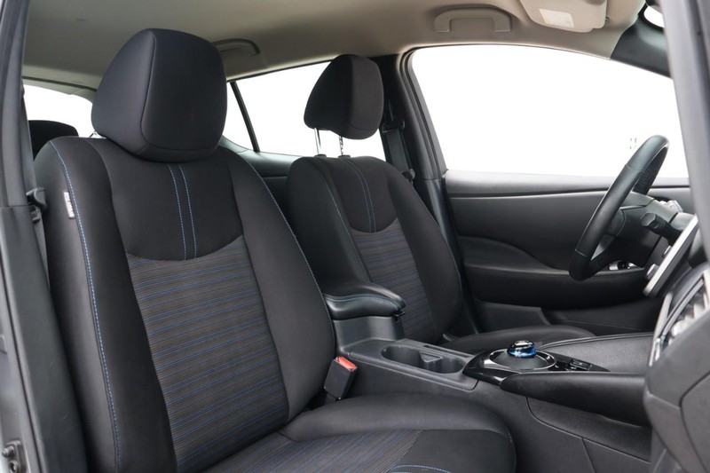 Nissan LEAF Vehicle Full-screen Gallery Image 21