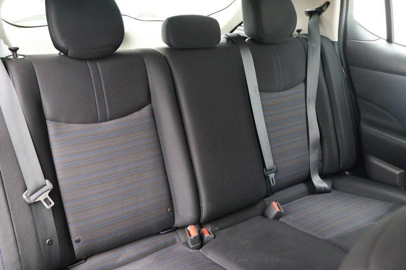 Nissan LEAF Vehicle Full-screen Gallery Image 22