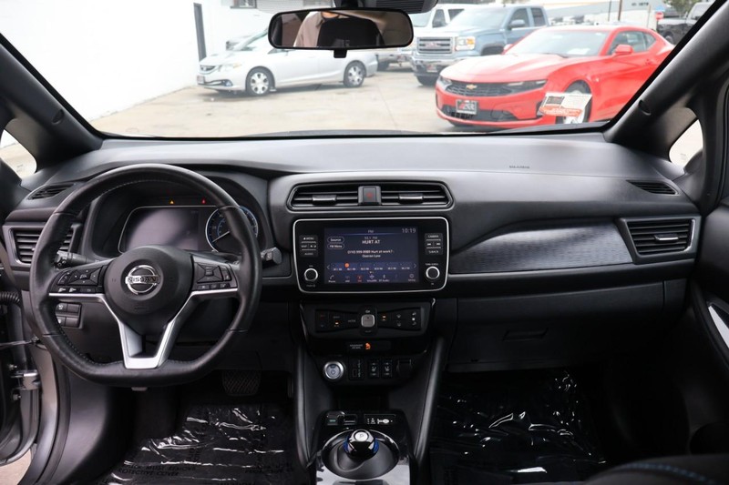 Nissan LEAF Vehicle Full-screen Gallery Image 23