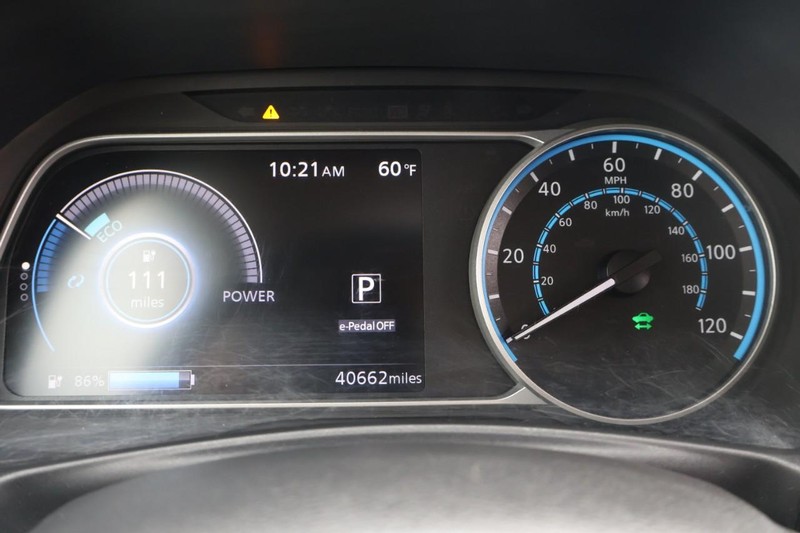 Nissan LEAF Vehicle Full-screen Gallery Image 24