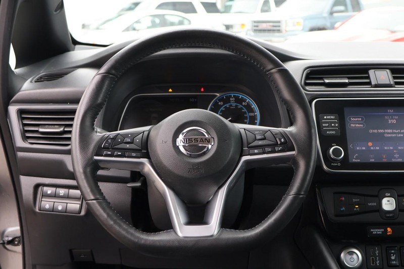 Nissan LEAF Vehicle Full-screen Gallery Image 25