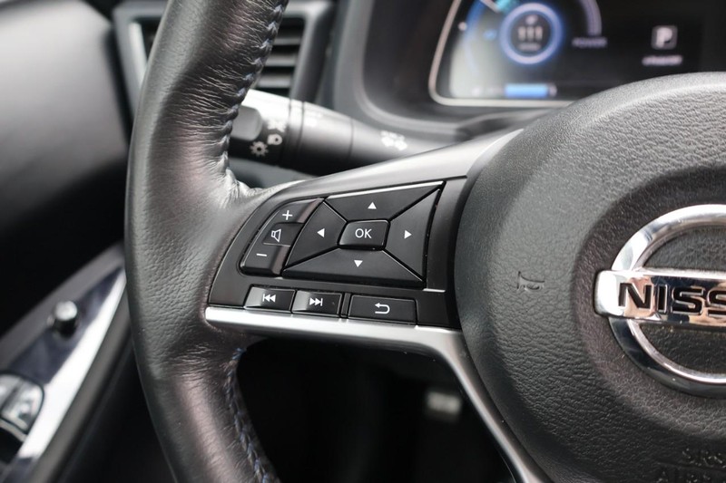 Nissan LEAF Vehicle Full-screen Gallery Image 26