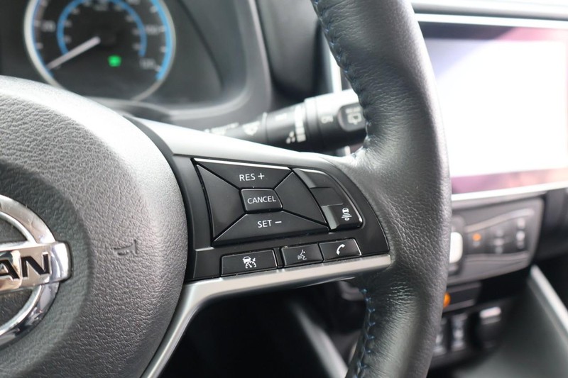 Nissan LEAF Vehicle Full-screen Gallery Image 27