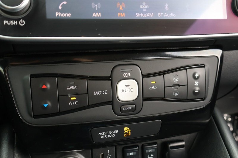 Nissan LEAF Vehicle Full-screen Gallery Image 32