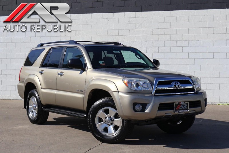 Toyota 4Runner Vehicle Full-screen Gallery Image 01