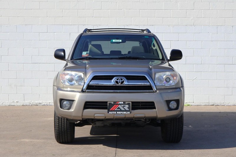 Toyota 4Runner Vehicle Full-screen Gallery Image 02