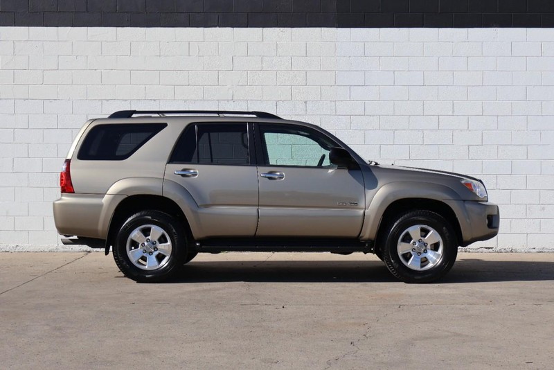 Toyota 4Runner Vehicle Full-screen Gallery Image 04
