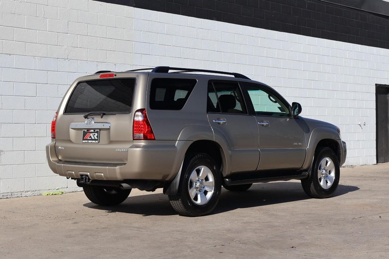 Toyota 4Runner Vehicle Full-screen Gallery Image 05
