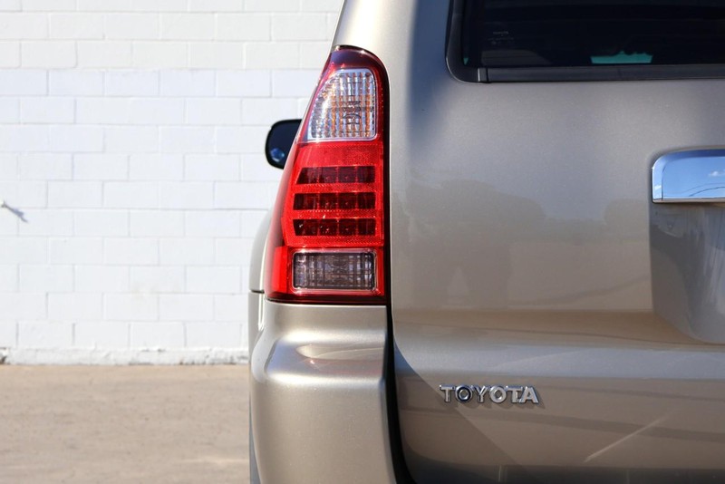 Toyota 4Runner Vehicle Full-screen Gallery Image 07