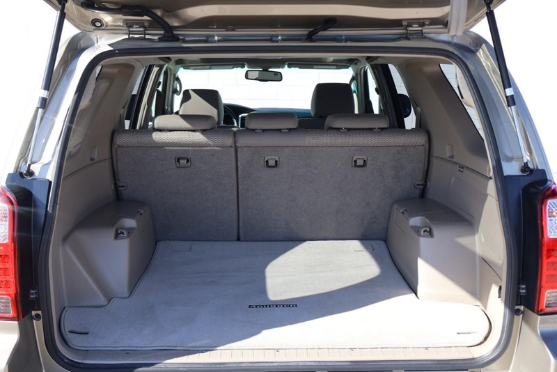 Toyota 4Runner Vehicle Full-screen Gallery Image 08