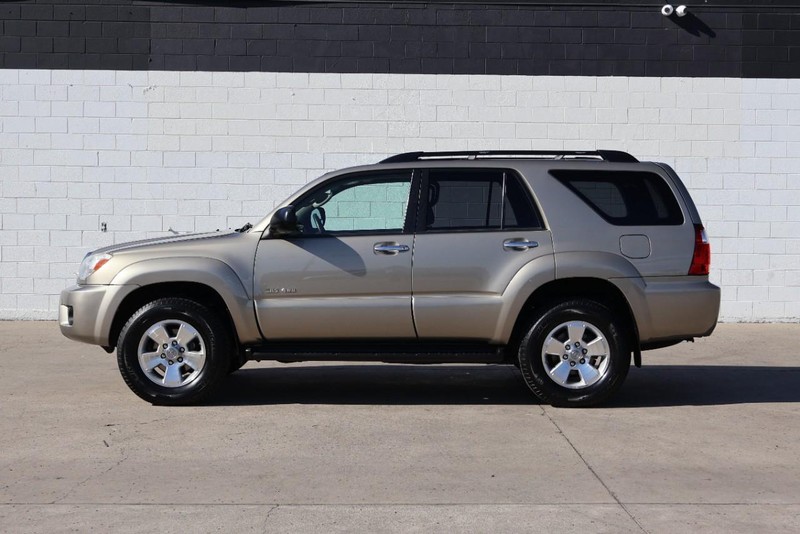 Toyota 4Runner Vehicle Full-screen Gallery Image 10