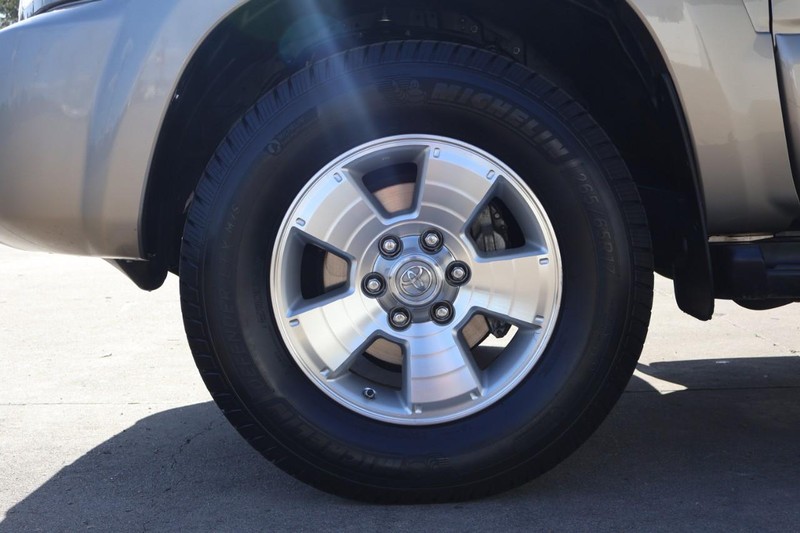 Toyota 4Runner Vehicle Full-screen Gallery Image 13