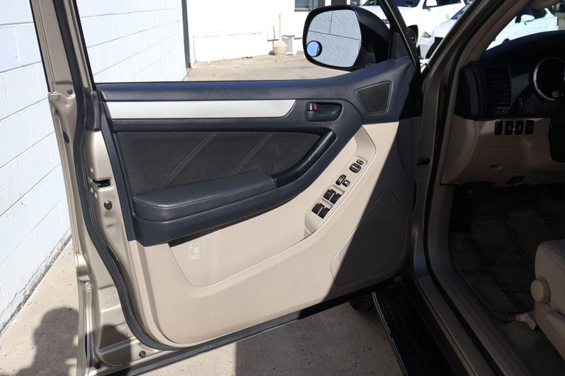 Toyota 4Runner Vehicle Full-screen Gallery Image 14