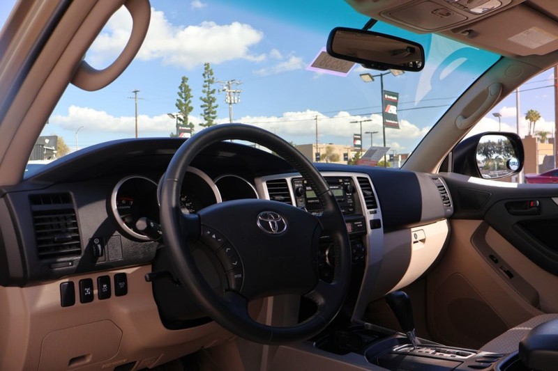 Toyota 4Runner Vehicle Full-screen Gallery Image 16