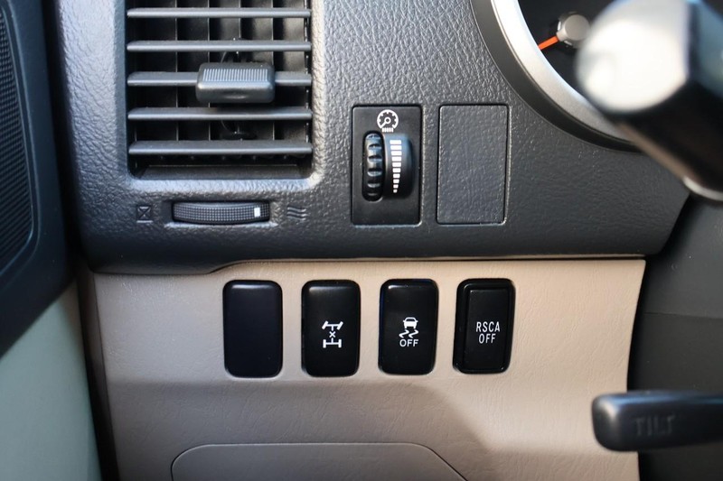 Toyota 4Runner Vehicle Full-screen Gallery Image 17